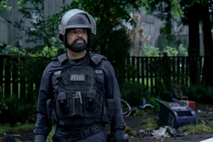 The Last of Us Saison 2 : L'Épisode 4 Embrase l'Horreur ! 2 Jeffery Wright dans le rôle d'Isaac dans la saison 2 de The Last of Us, portant un uniforme de FEDRA