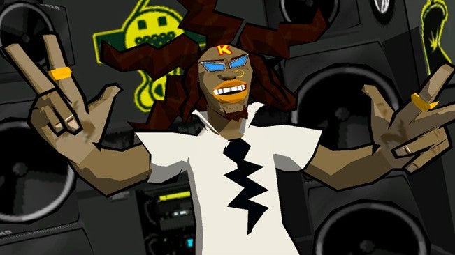 Personaje del videojuego Jet Set Radio, con un diseño estilizado y colorido típico del juego. Lleva gafas de sol azules, una camiseta blanca con un logotipo en zigzag negro y tiene el cabello en mechones gruesos y puntiagudos. El personaje está haciendo un gesto con las manos y se encuentra frente a un fondo de altavoces y graffitis, representando la estética urbana y juvenil de la serie.