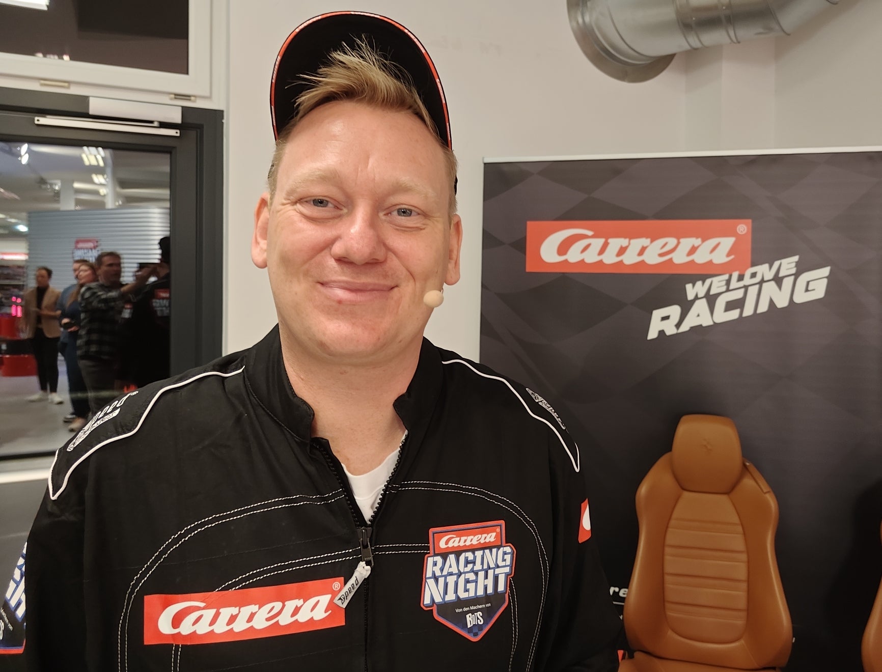 Carrera Racing Night: Wie Carrera Hybrid die Spieler vom Bildschirm ...