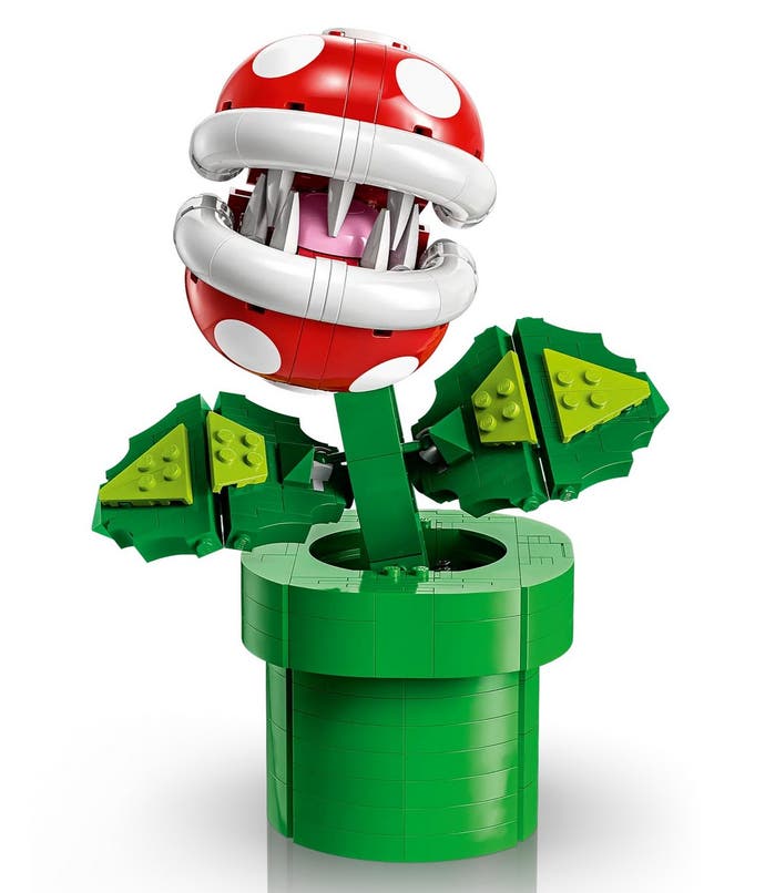 Eine aus Lego-Steinen gebaute Piranha-Pflanze aus Super Mario.