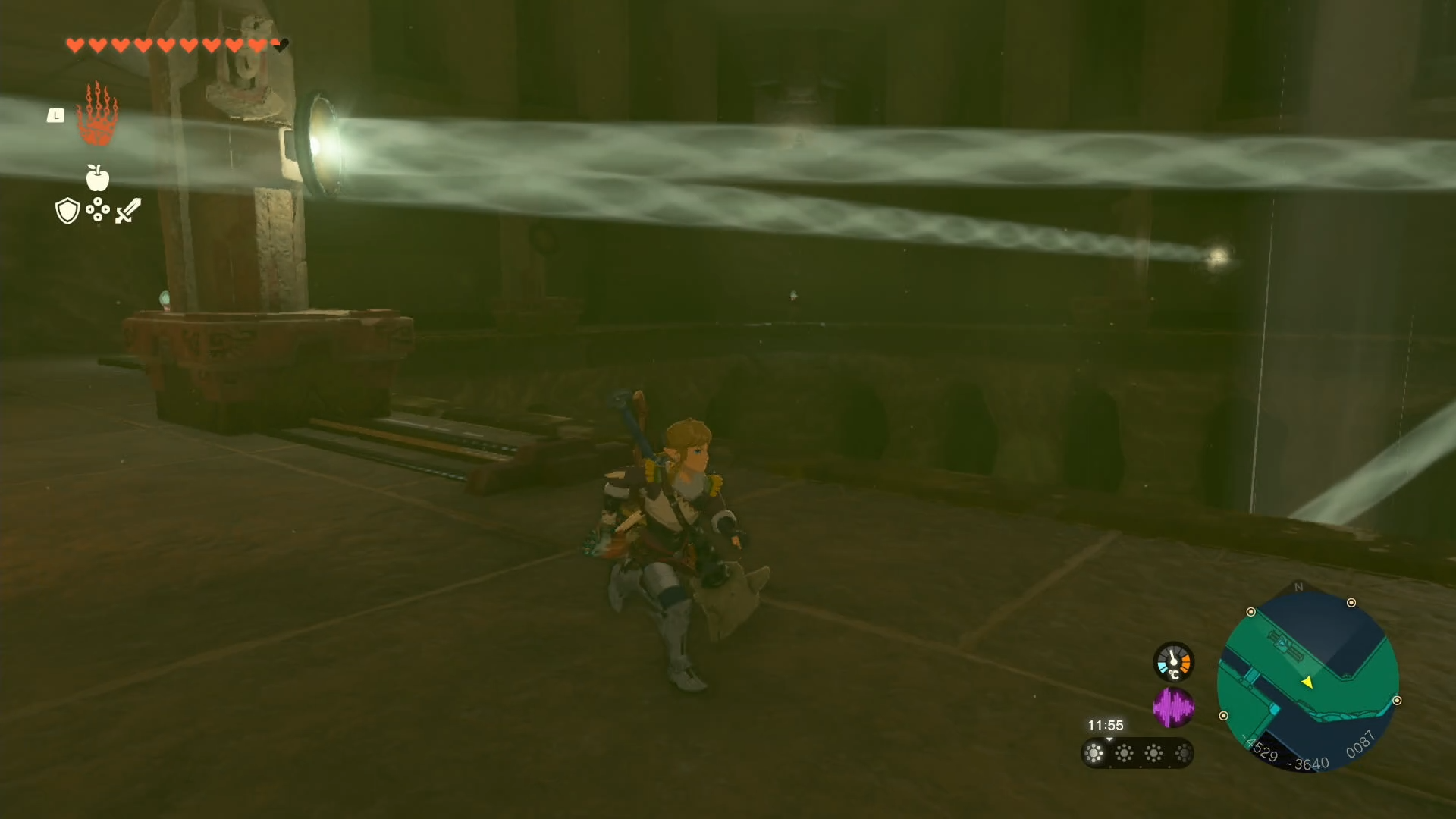 Link solving a puzzle in the Lightning Temple where players have to change the direction of a light beam.