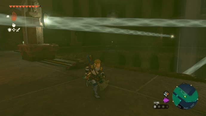 Link solving a puzzle in the Lightning Temple where players have to change the direction of a light beam.