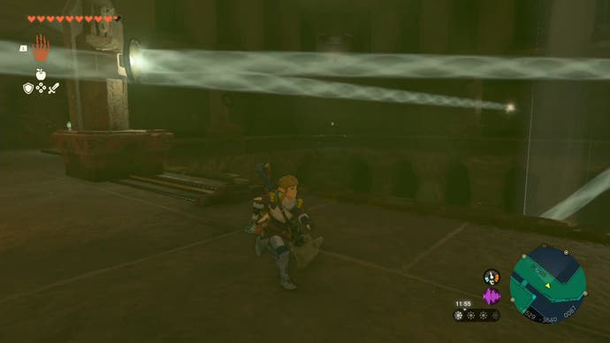 Link solving a puzzle in the Lightning Temple where players have to change the direction of a light beam.