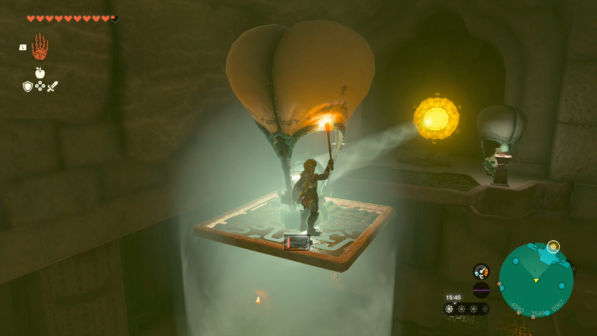 Link using a balloon to float towards a yellow target that&rsquo;s high above ground in the Lighting Temple in Tears of the Kingdom.