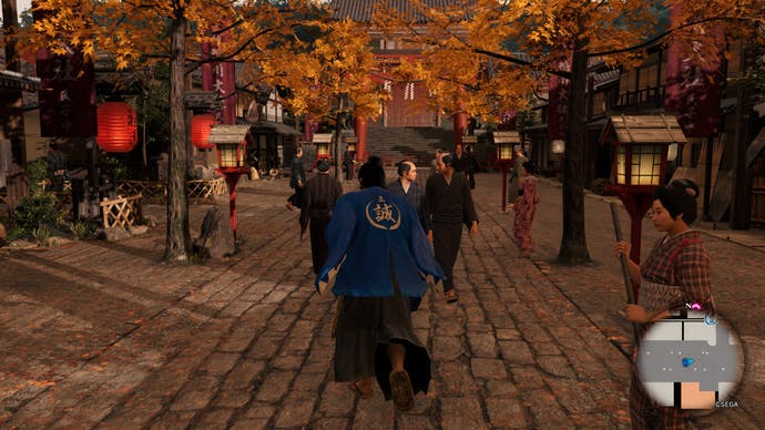 Like a Dragon Ishin review - Royma runs down a traditional Japanese street in Kyoto