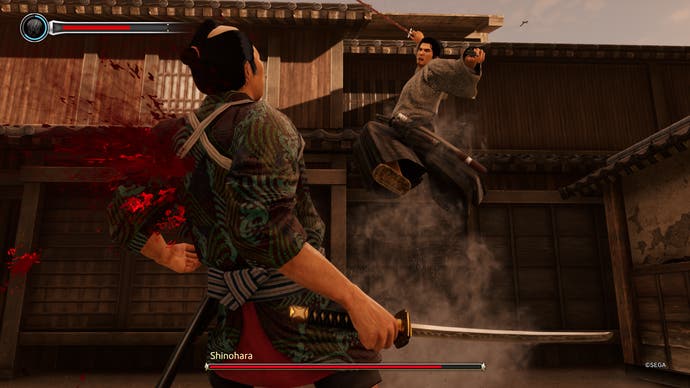 Like a Dragon Ishin review - a boss fight against Shinohara, who has blood spurting from his back as Ryoma leaps towards him with a Katana