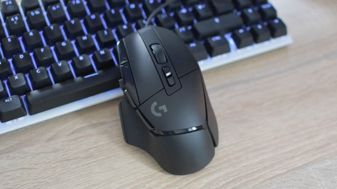 罗技 G502 X 游戏鼠标靠在键盘上。