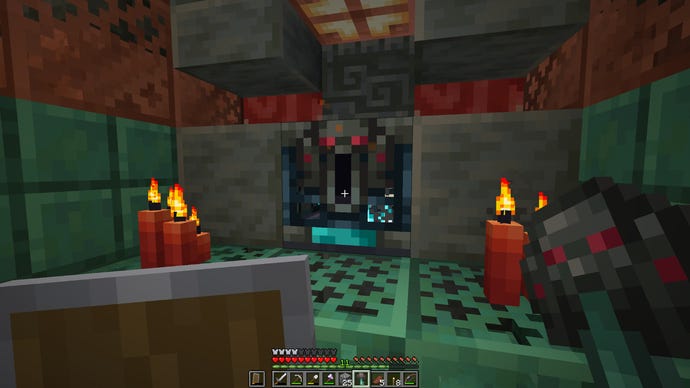 Approche d'un Ominous Vault avec sa clé dans Minecraft.