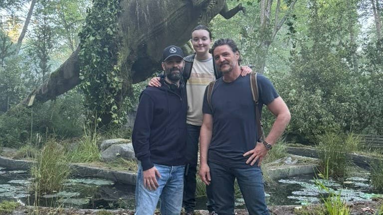 Neil Druckmann sur le tournage de la saison 2 de The Last of Us avec Pedro Pascal et Bella Ramsey