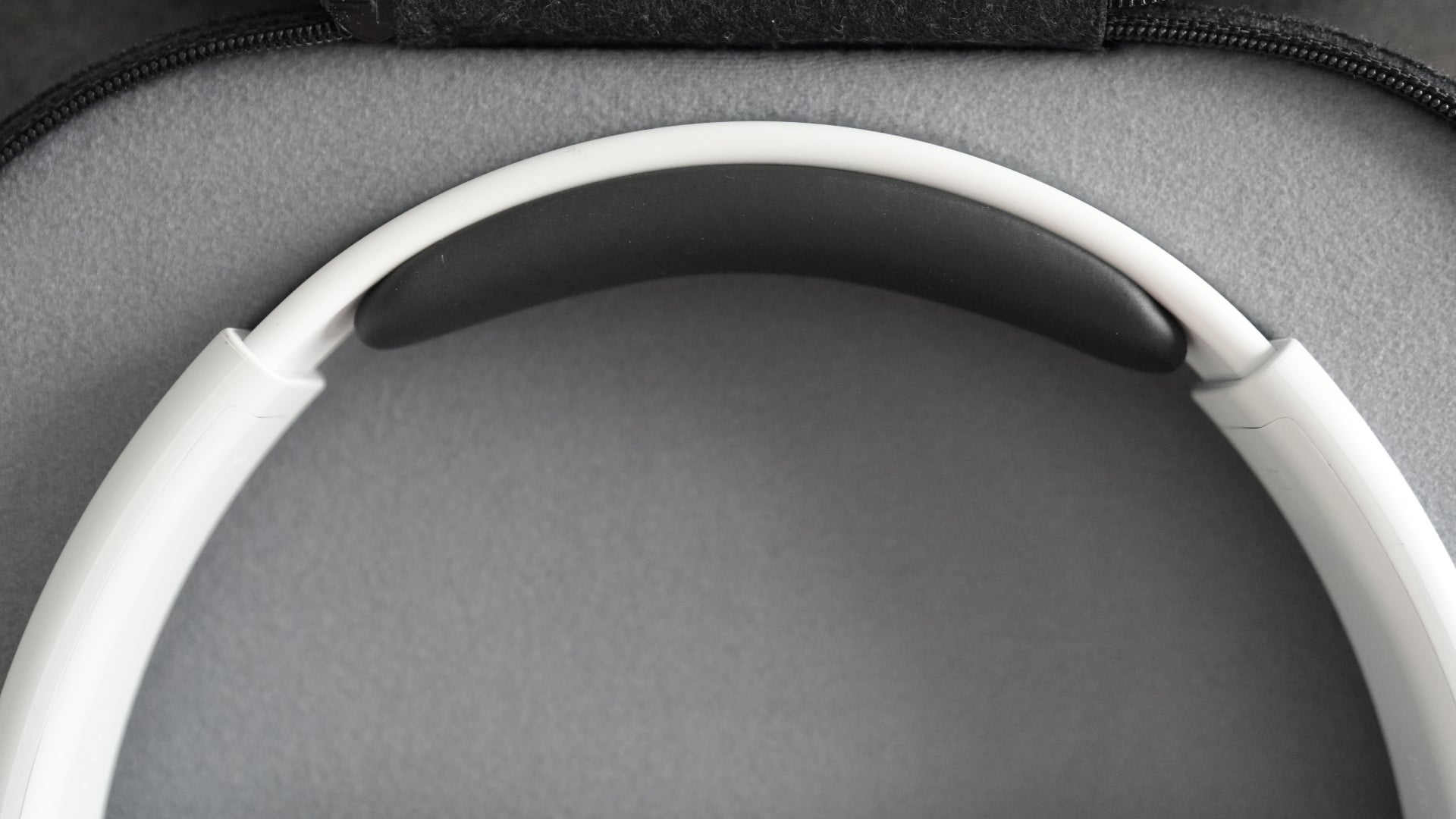 Closeup of Nothing Headphone (1) headband