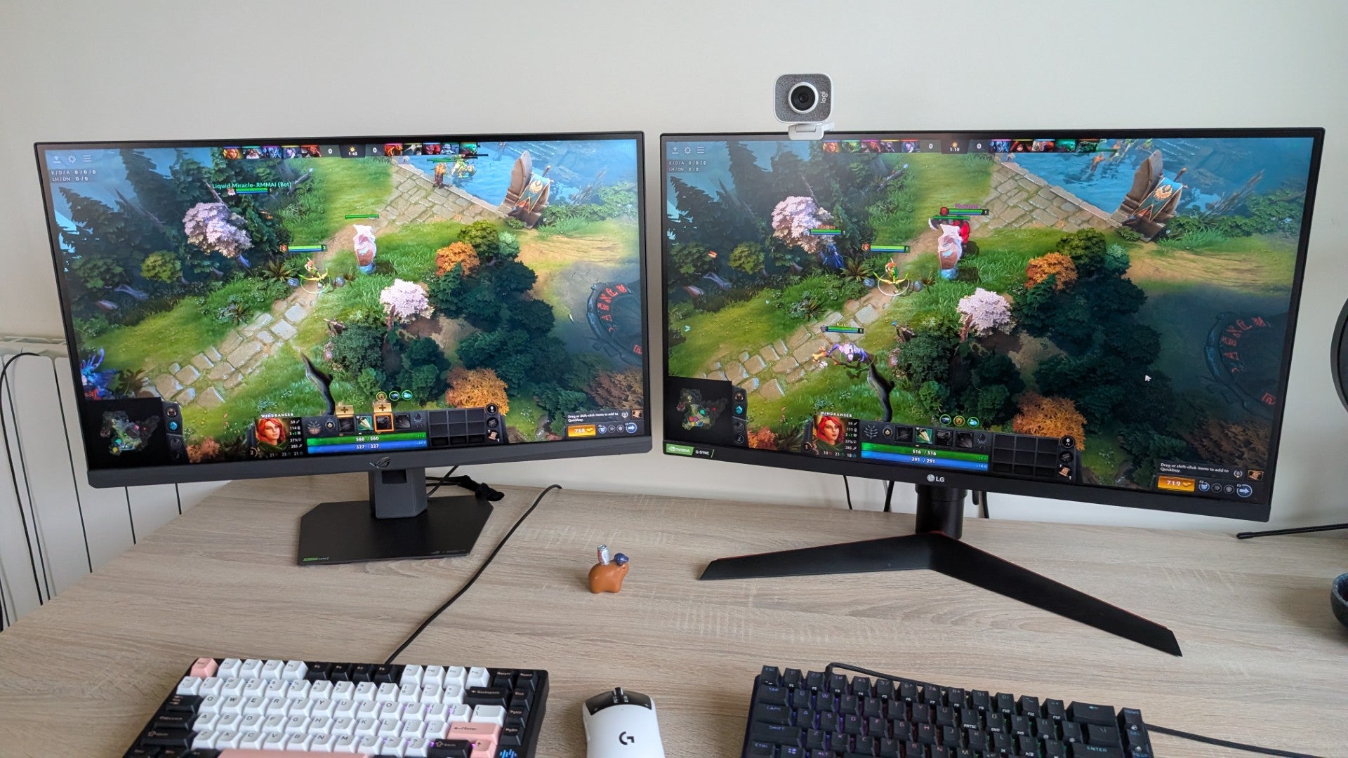 Dota 2 running on two PCs and monitors, the left one with G-Sync Pulsar and the right one without.