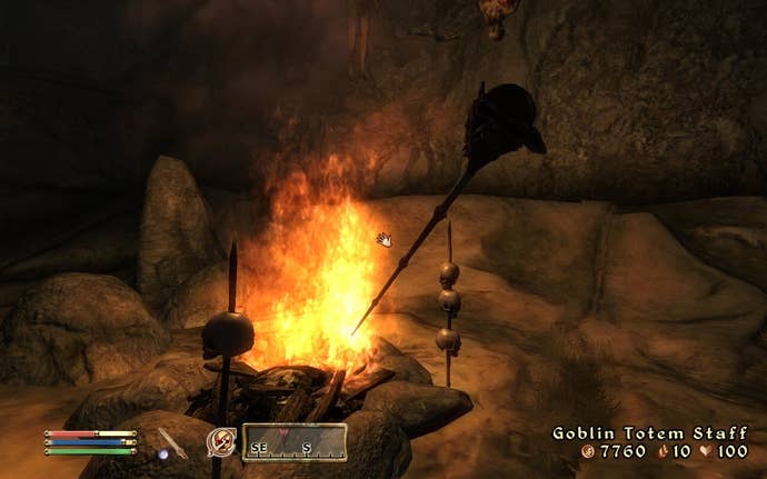 The fire broke out, in front of him there are many enemies' skulls that have been killed. A Goklin Totam staff is on the side.
