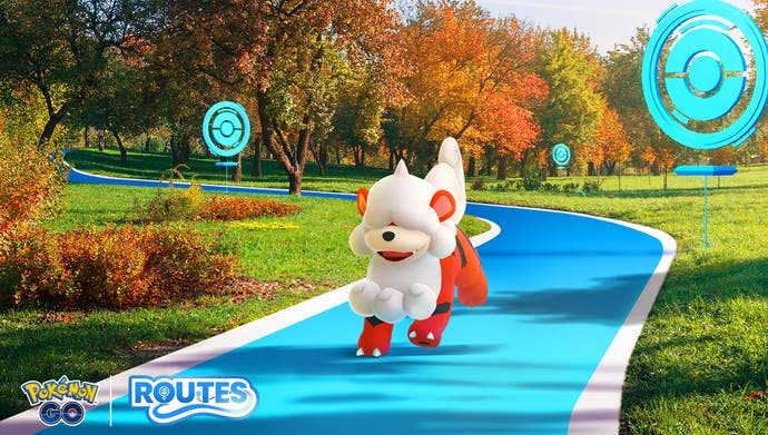 Das Pokémon Hisui-Fukano läuft eine Route entlang, wo sich Pokéstops befinden.