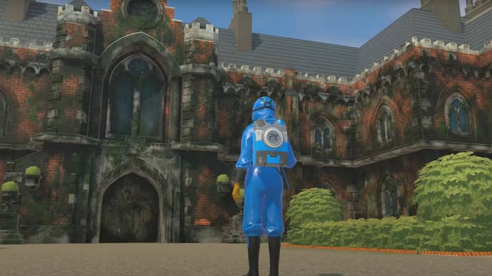 The player looks up at Croft Manor in PowerWash Simulator