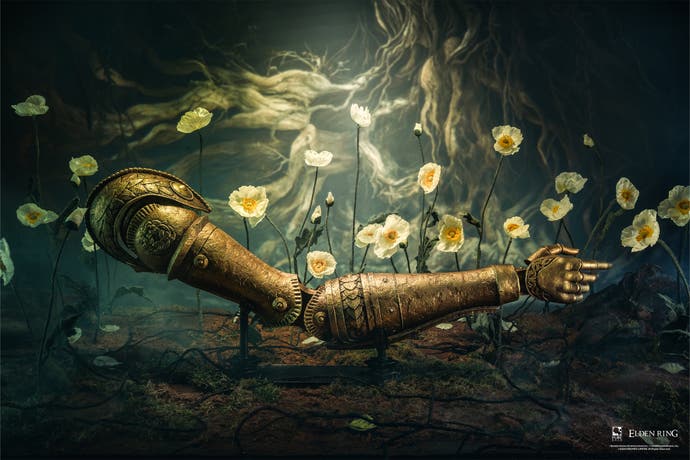 Réplique grandeur nature de la prothèse de bras doré de Malenia de PureArts, avec une œuvre d'art d'Erdtree en arrière-plan