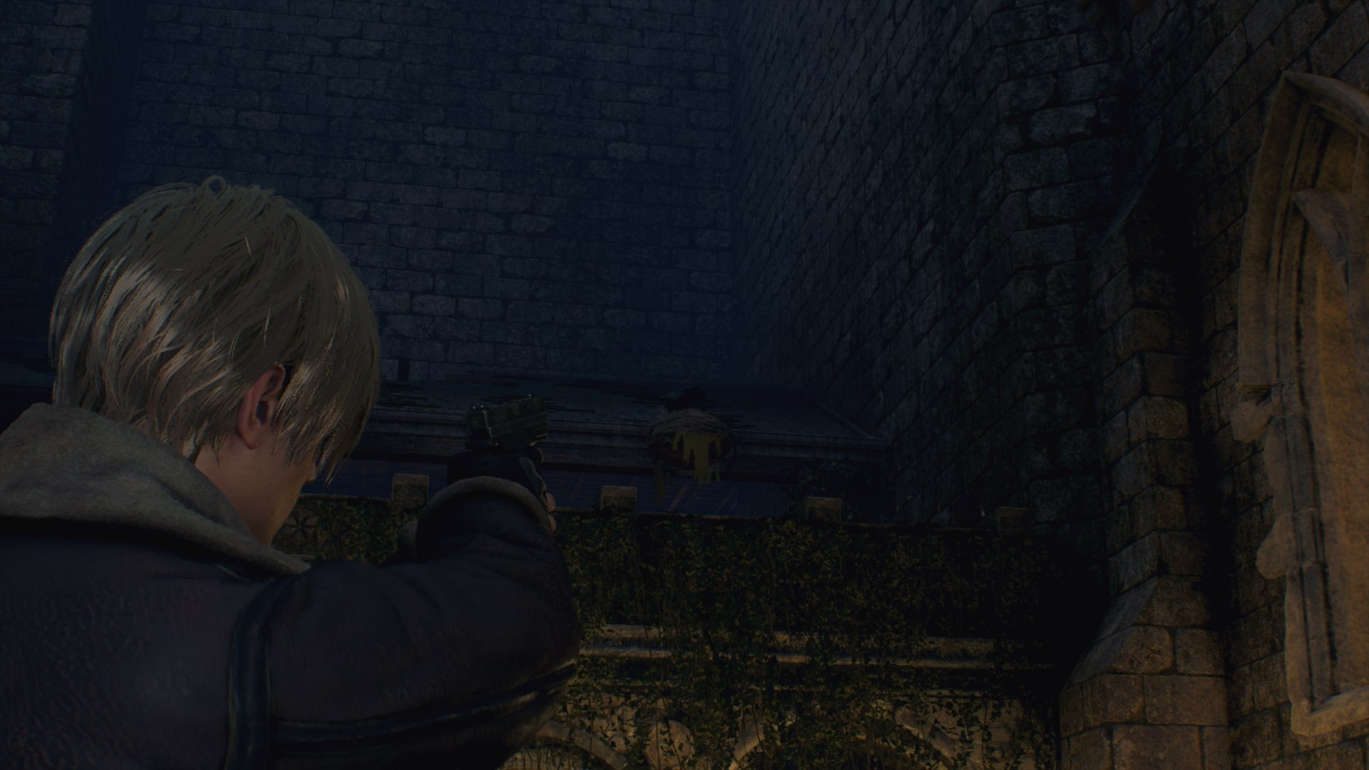 Leon aims at a crow&rsquo;s nest near the castle&rsquo;s Courtyard in Resident Evil 4 Remake