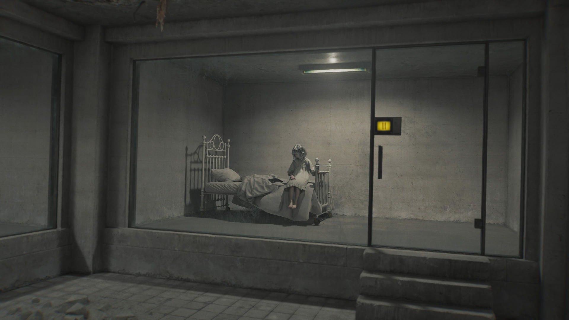 В фильме «Обитель зла: Реквием» Эмили можно увидеть в её камере.