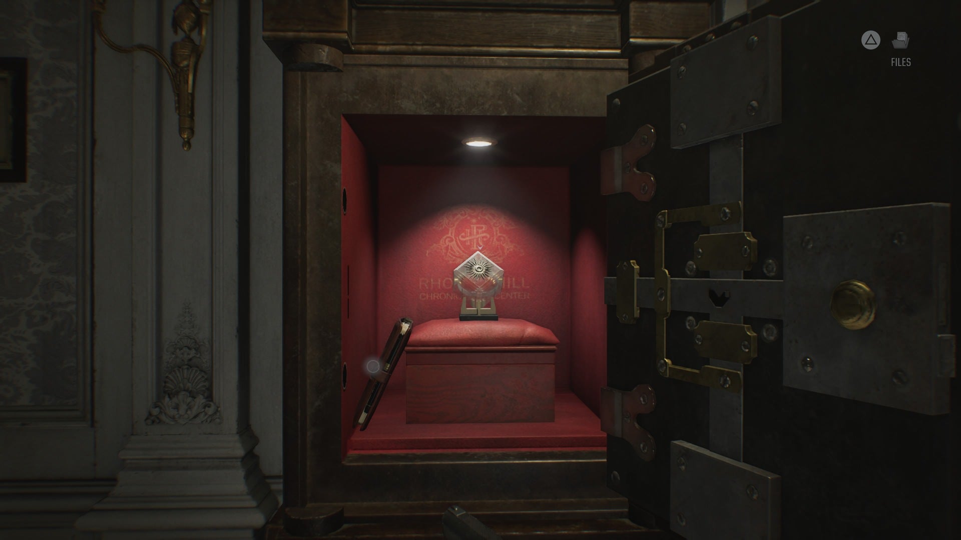 Грейс рассматривает содержимое шкатулки-головоломки в игре Resident Evil Requiem.