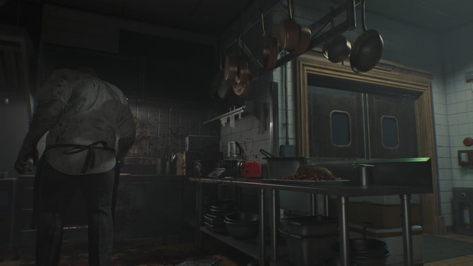 Грейс находится на кухне дома на Родс-Хилл и наблюдает одновременно за поваром-зомби и выходом из Resident Evil Requiem.