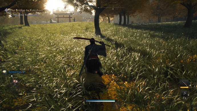 Rise of the Ronin review 1 open field - Capture d'écran de Rise of the Ronin montrant un joueur marchant dans les herbes hautes.