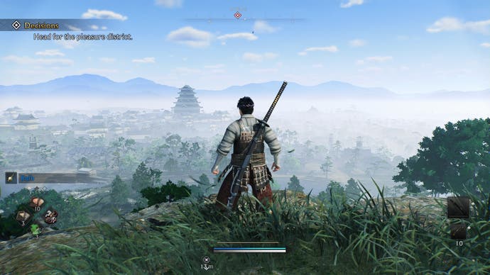 Rise of the Ronin review 4 vue de haut – Capture d'écran de Rise of the Ronin montrant un joueur debout au sommet d'une colline avec une vue sur les bâtiments en contrebas, y compris un château.