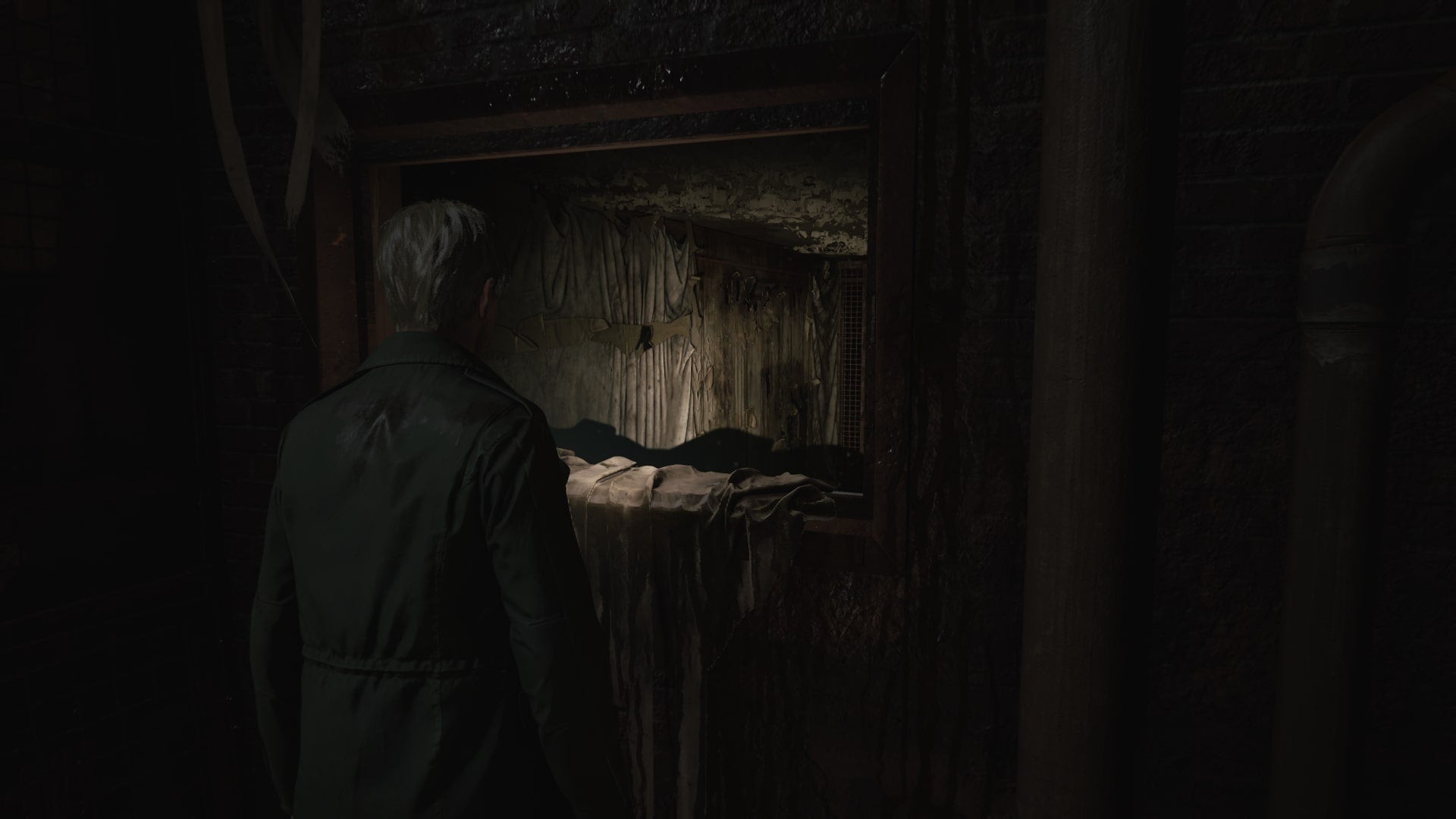 James approaches a ledge in Blue Creek Apartments in the Silent Hill 2 remake
