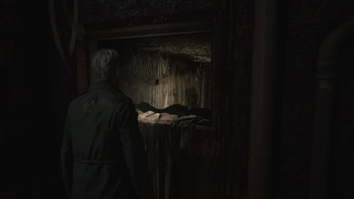 James approaches a ledge in Blue Creek Apartments in the Silent Hill 2 remake