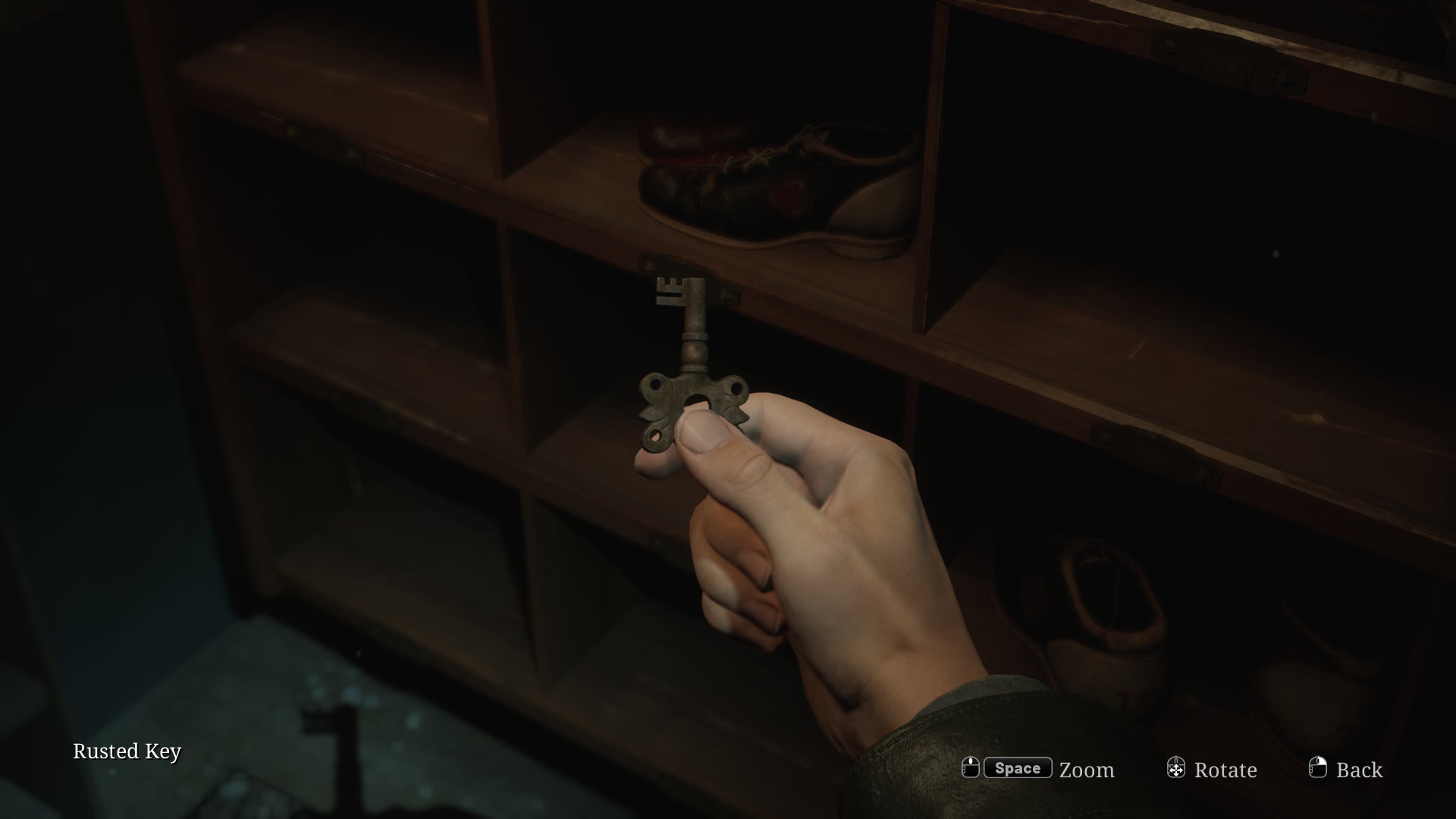 James holds a Rusted Key in the Silent Hill 2 remake - 8