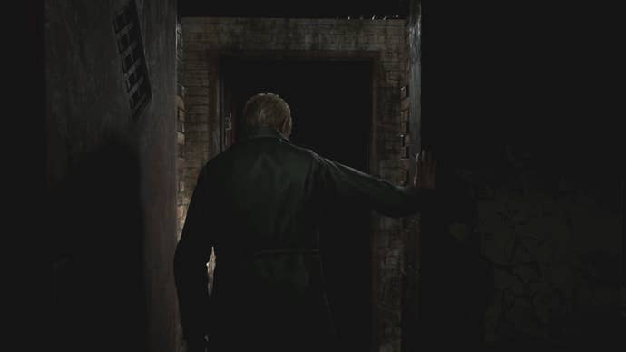 James looking at the doorway into Blue Creek Apartments in Silent Hill 2.