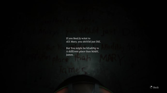 James는 Silent Hill 2 리메이크에서 Neely's Bar 벽에 남겨진 메모를 읽습니다.