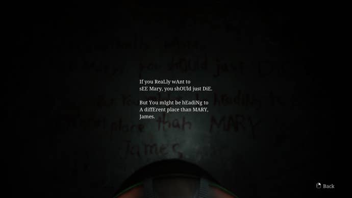 Джеймс читает записку, оставленную на стене бара Нили в ремейке Silent Hill 2