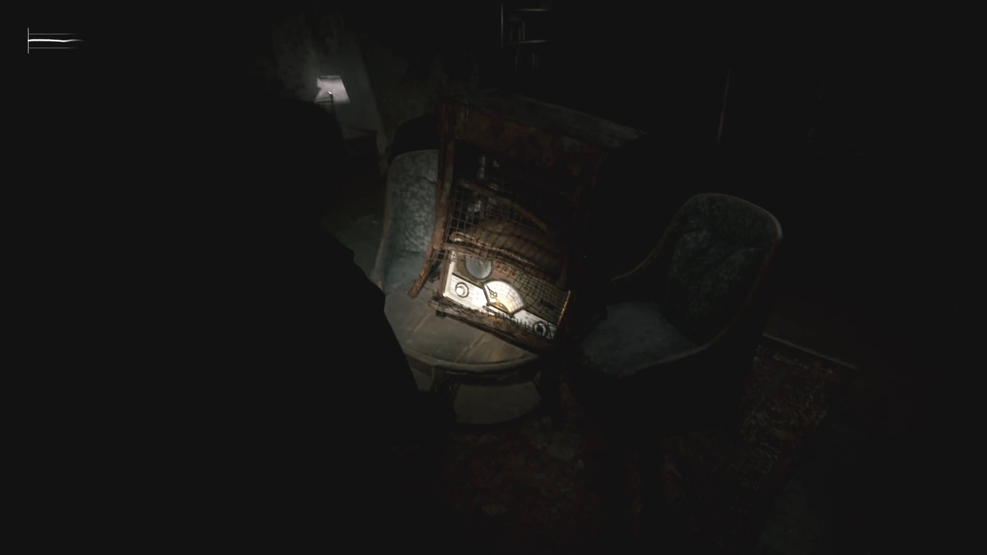 James looking at the fallen radio at Blue Creek Apartments in Silent Hill 2.