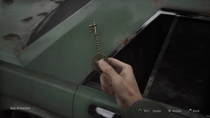James collects the Key of Sorrow from a car in the Silent Hill 2 remake