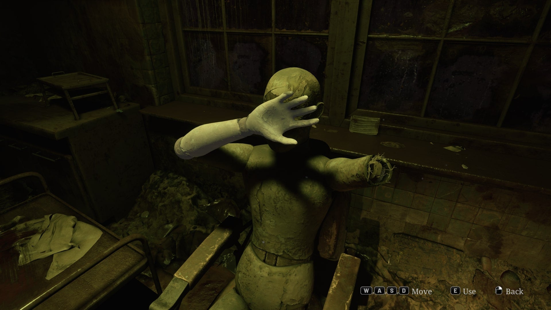 James uses the Instrument of Force to destroy a mannequins arm in the Otherworld Hospital in the Silent Hill 2 remake - 4