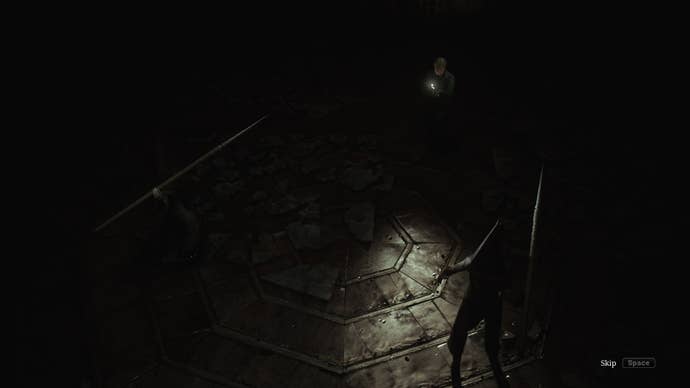 James enters a fight with the Pyramid Head Duo in the Silent Hill 2 remake
