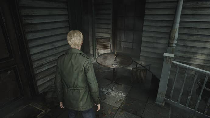James stands outside of Baldwin Mansion, where the White Chrism is found in the Silent Hill 2 remake