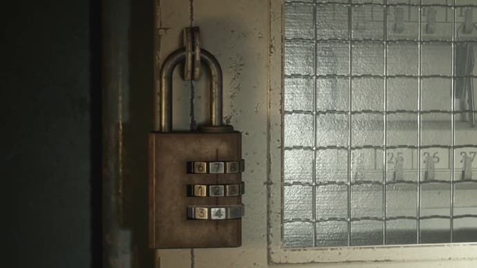 Крупный план замка в приемном покое больницы Брукхейвен в Silent Hill 2.