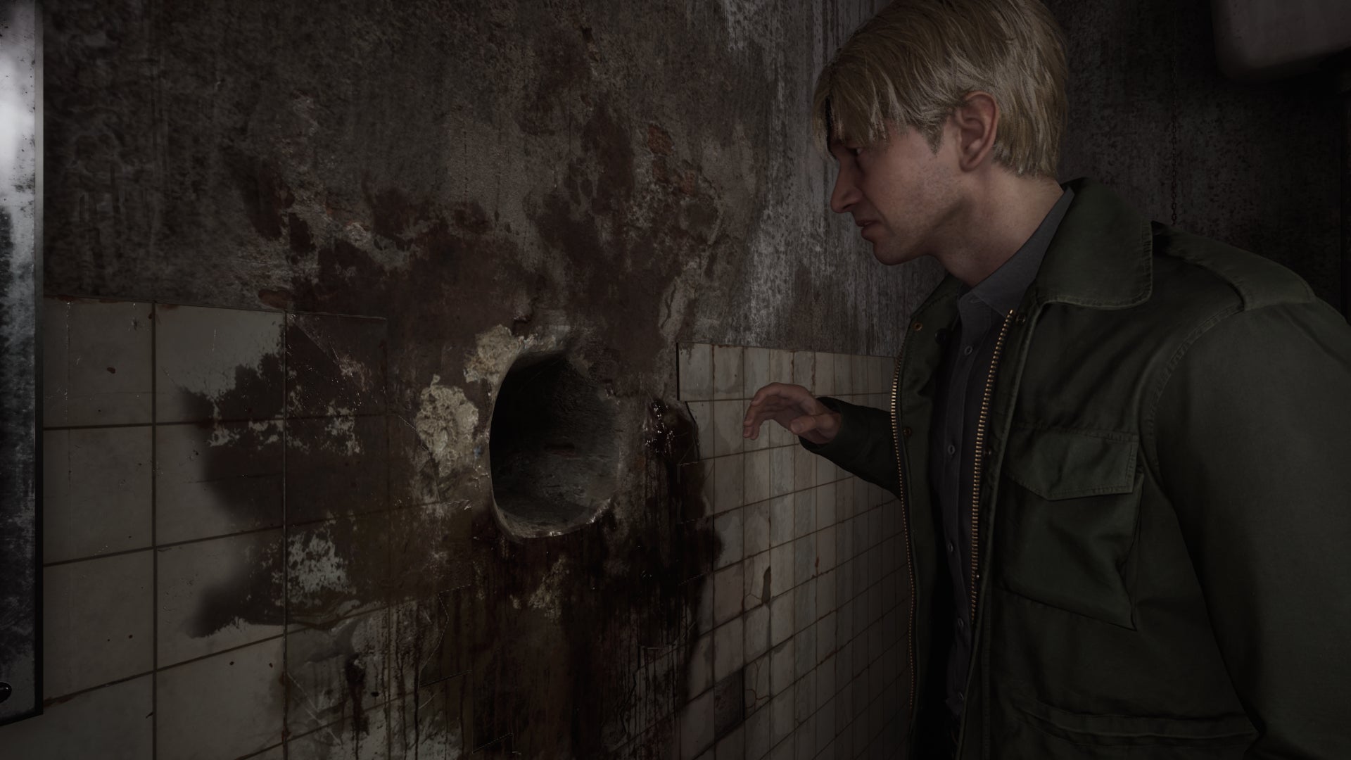 James Sunderland puts his arm in a hole in a wall in Saul Street Apartments in the Silent Hill 2 remake - 8