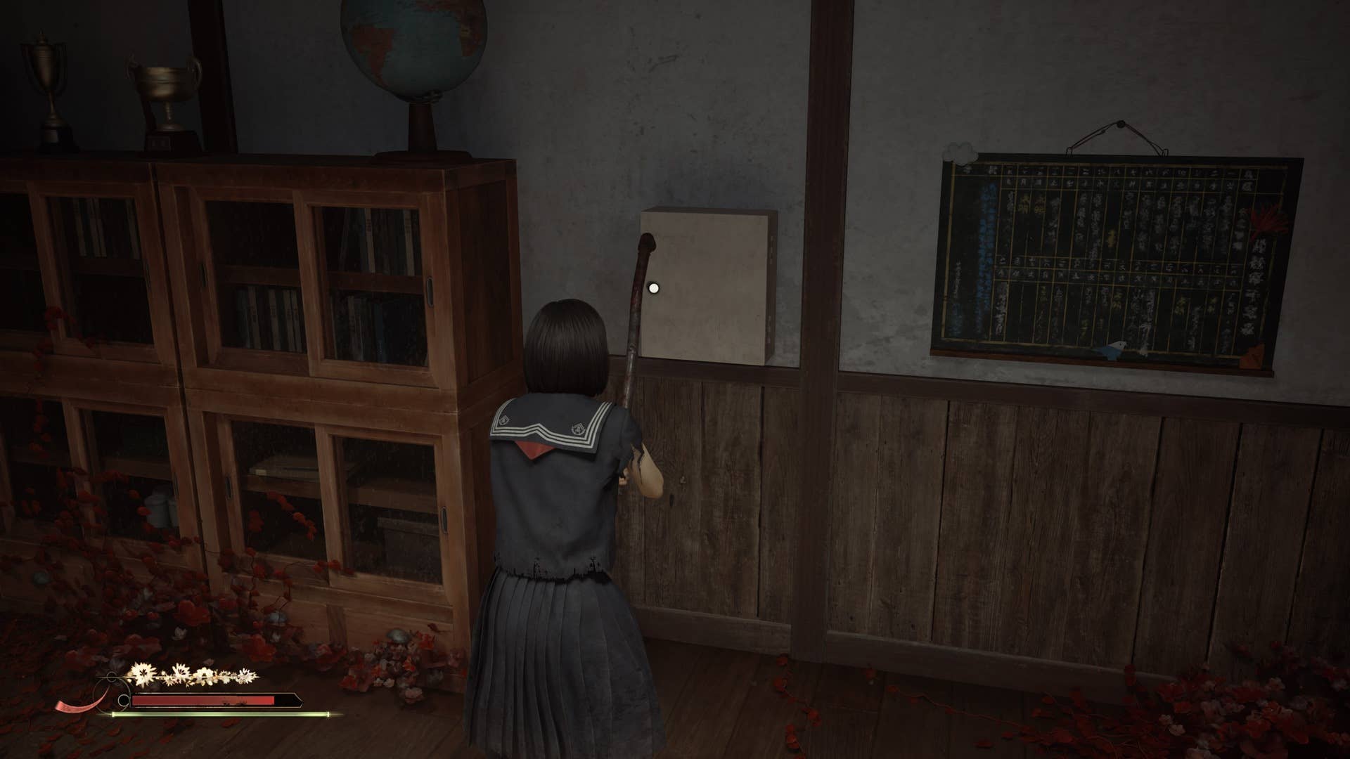 Hinako enfrenta o gabinete -chave no escritório da escola em Silent Hill F