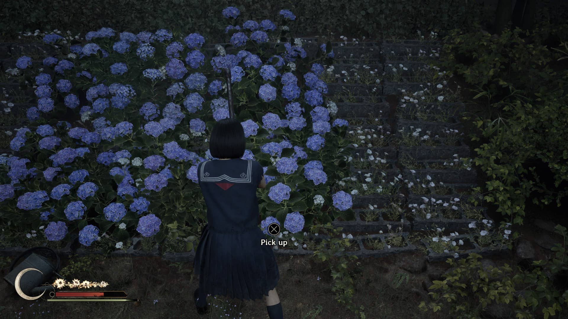 Hinako olha para um arbusto de flores no pátio da escola em Silent Hill F