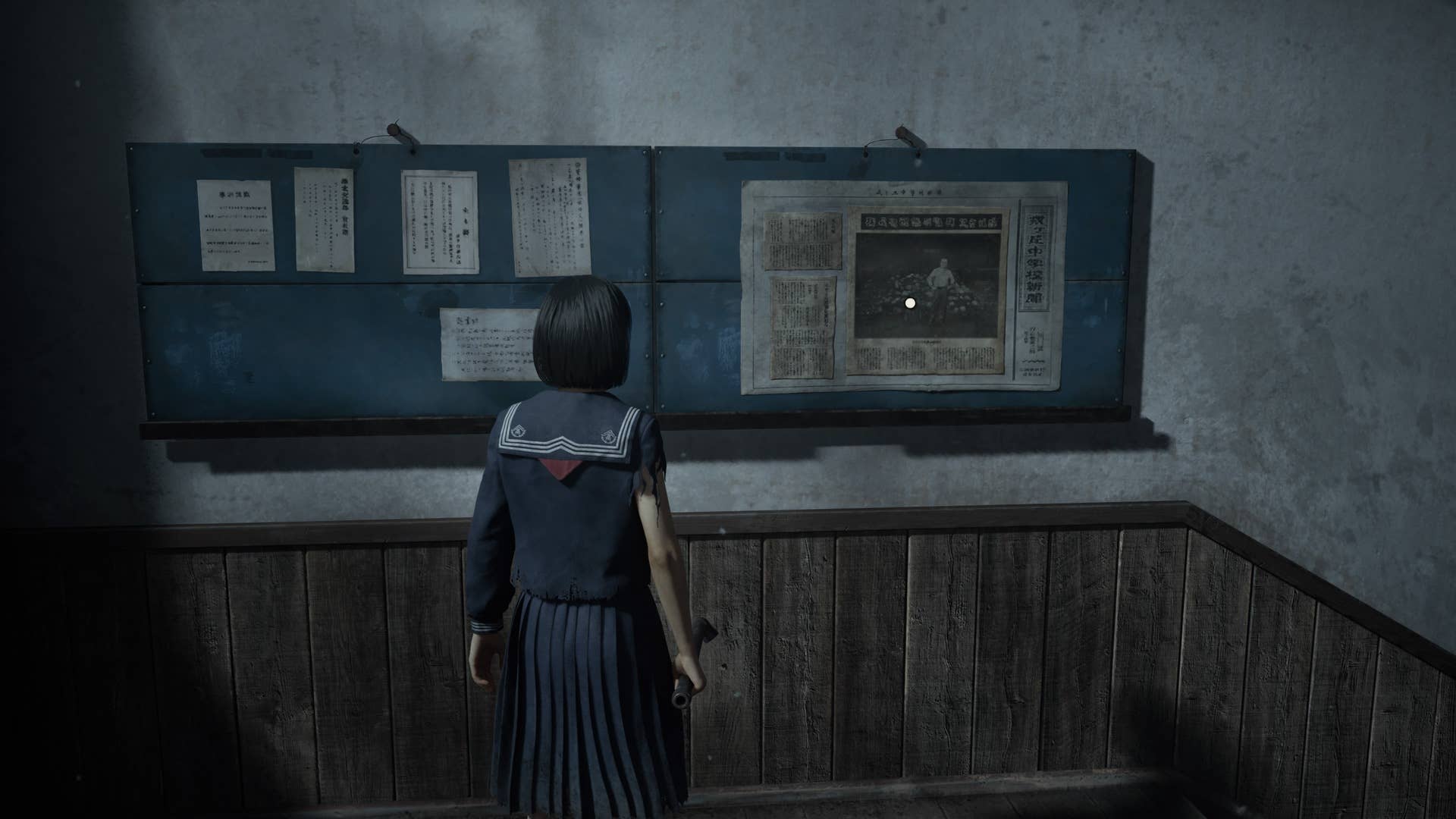 Hinako se aproxima de um recorte de jornal preso na parede da escola em Silent Hill F