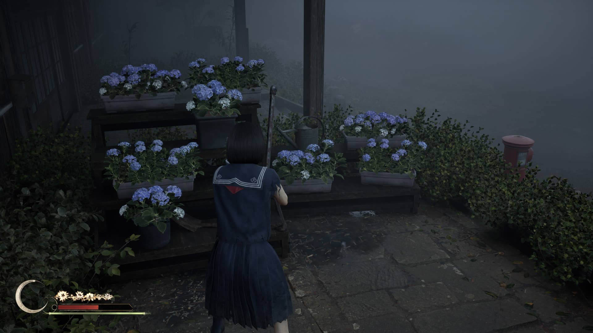 Hinako enfrenta vários vasos de flores no quintal da escola em Silent Hill F