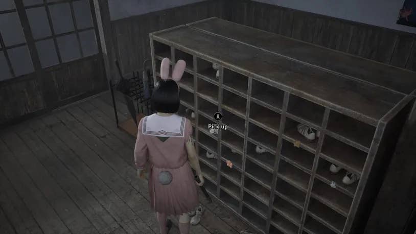 Hinako enfrenta algumas prateleiras no saguão da escola em Silent Hill F