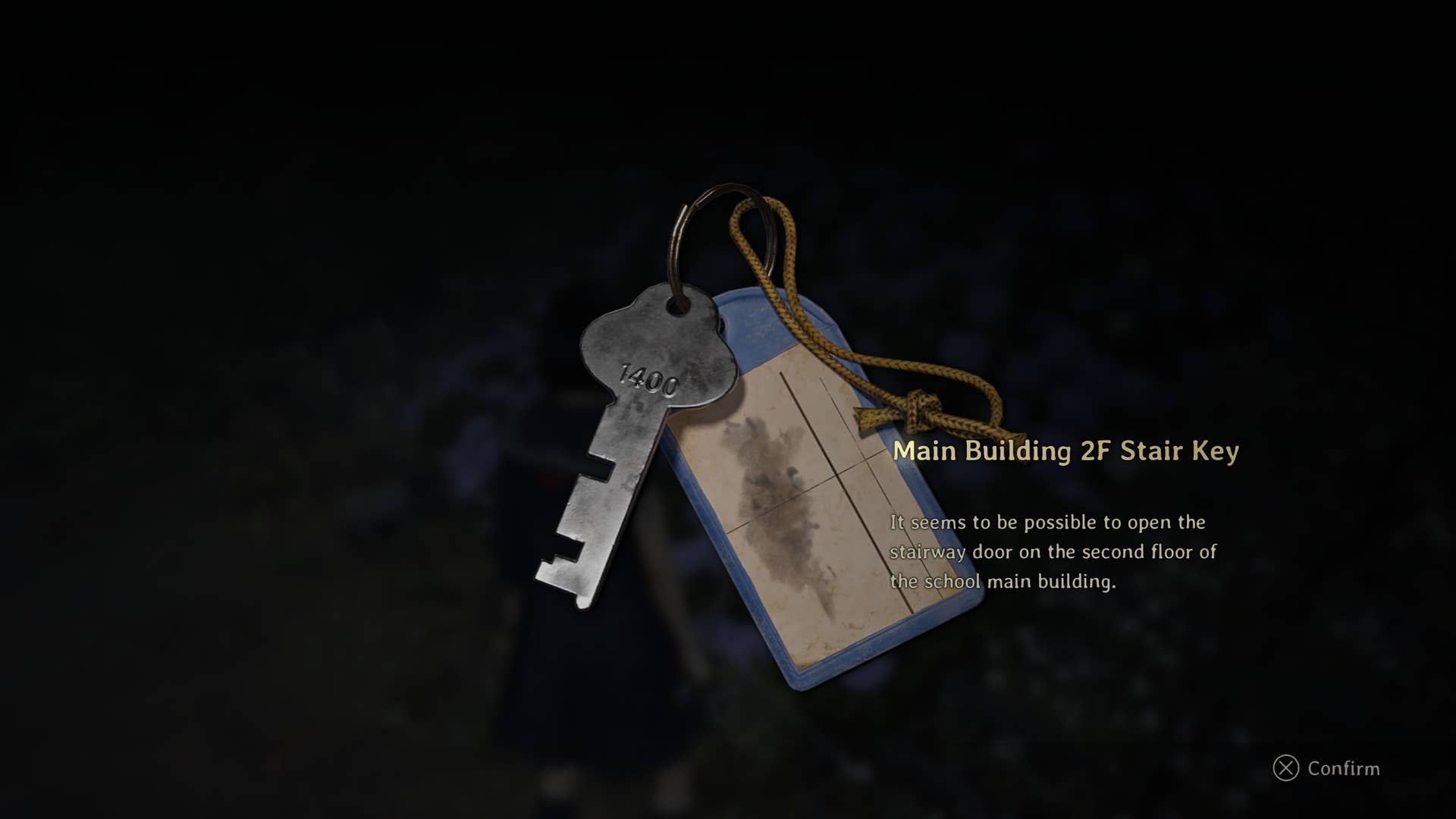 A chave de escada 2f do edifício principal para a escola secundária em Silent Hill F é mostrada