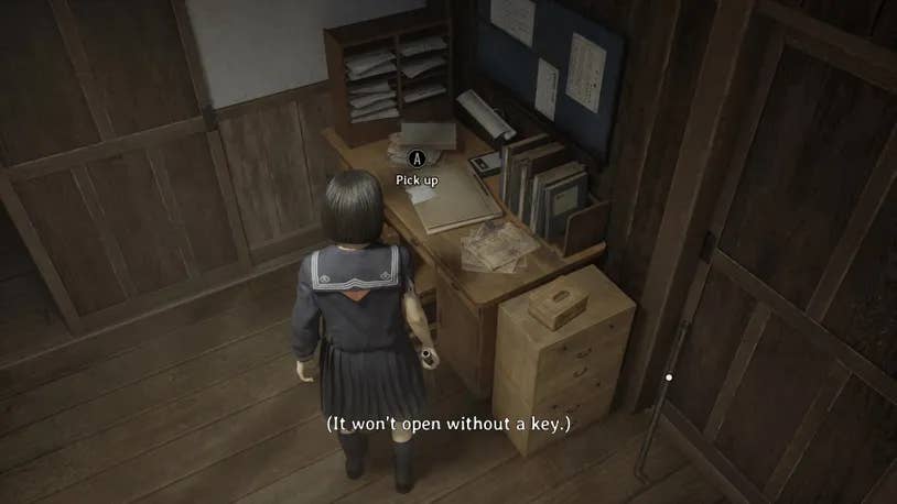 Hinako se aproxima da mesa do escritório na escola em Silent Hill F