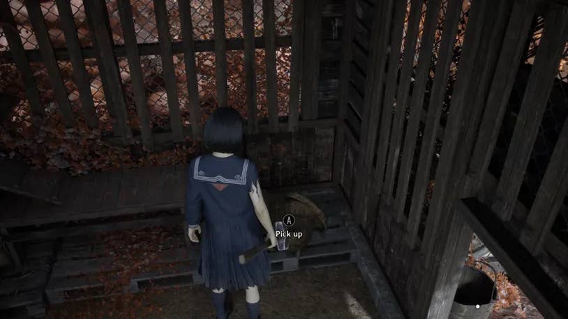 Hinako recupera um gancho de cabelo de uma cesta dentro da cabana de coelho da escola em Silent Hill F