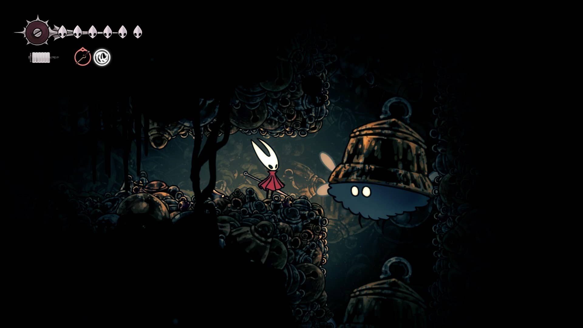 Hornet fica ao lado de um inimigo de Furm alado em Bellhart em Hollow Knight: Silksong