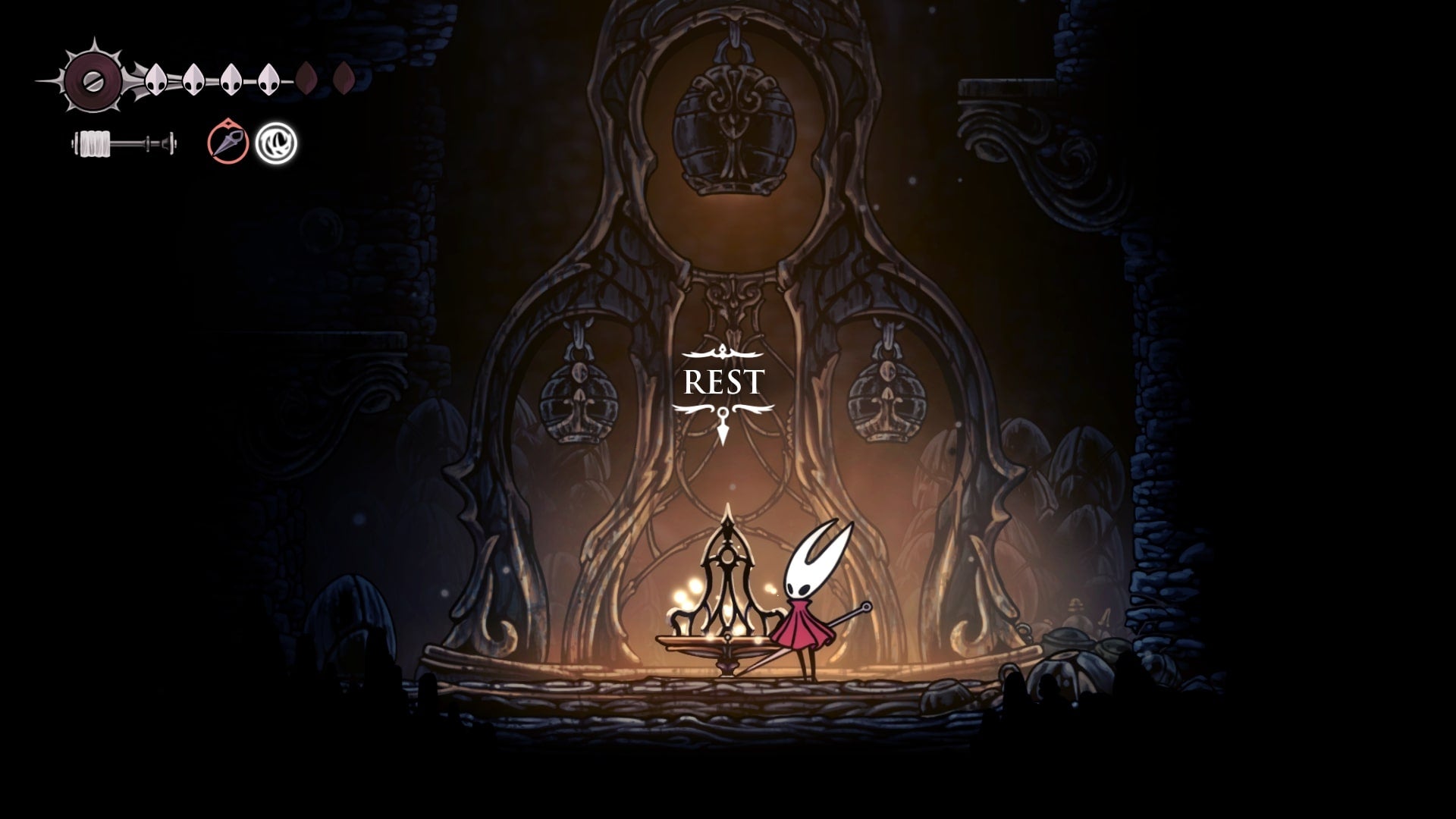 Hornet está ao lado de um banco em Mount Fay em Hollow Knight: Silksong