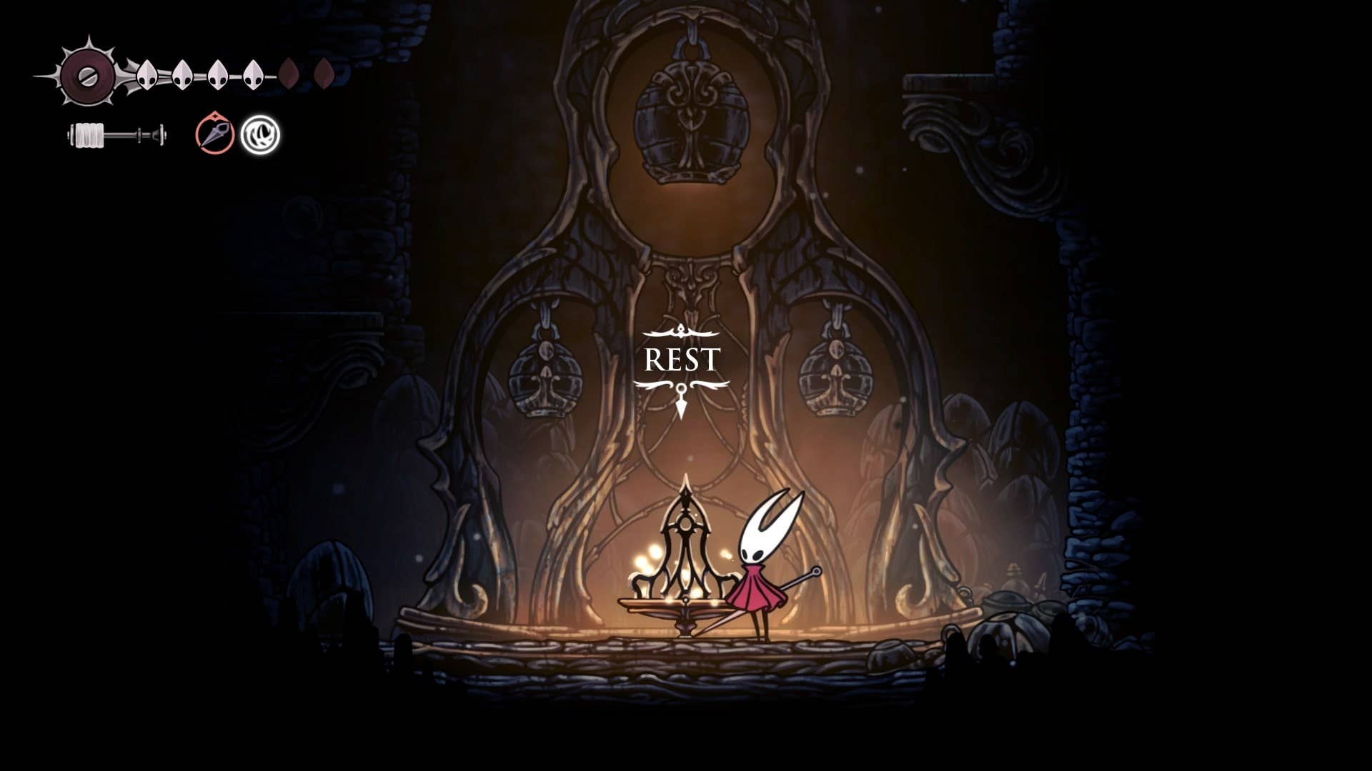 Hornet está ao lado de um banco em Mount Fay em Hollow Knight: Silksong