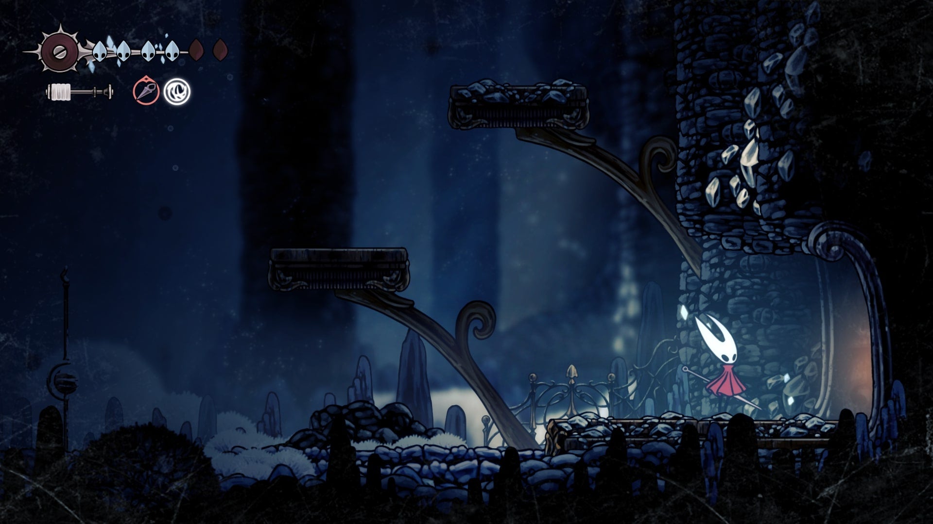 Hornet está ao lado de uma parede quebrável, agora destruída, em Mount Fay em Hollow Knight: Silksong